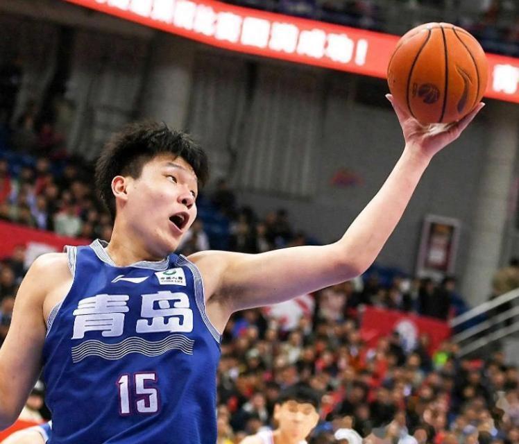 青岛国信海天CBA稳住排名，杨瀚森内线表现亮眼(青岛国信海天男篮吧)